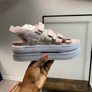 Women’s Nike Icon Platform Sandals (Size: 8)